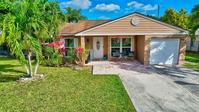 Attached, Exterior, Facade, Ranch