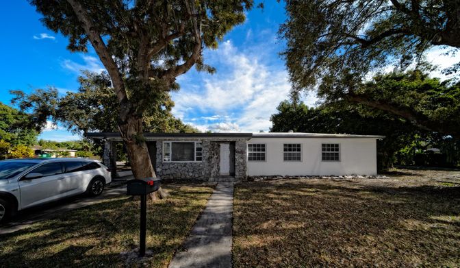 Exterior, Facade, Ranch