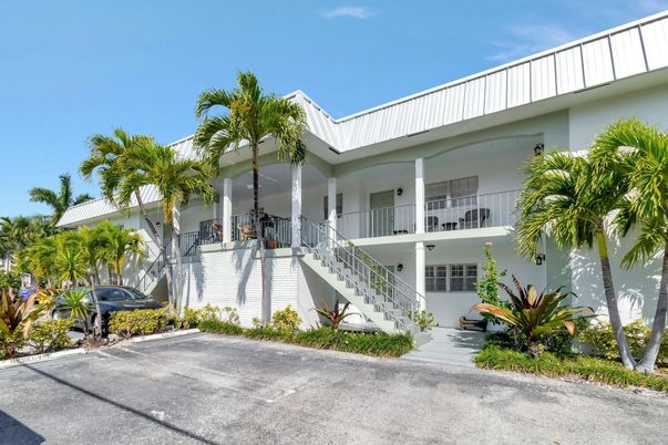Exterior, Facade, Modern