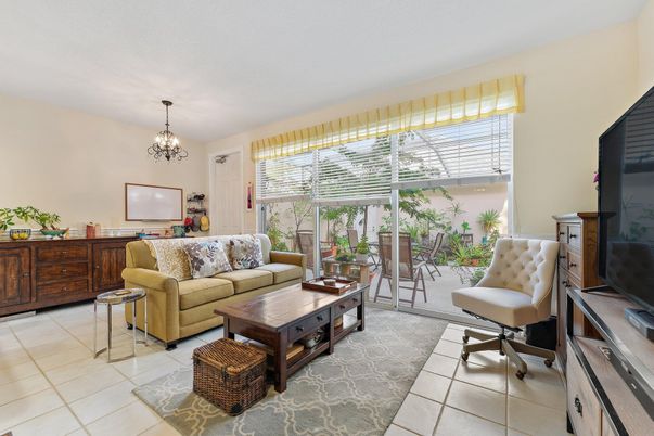 Chandelier, Interior, Living room