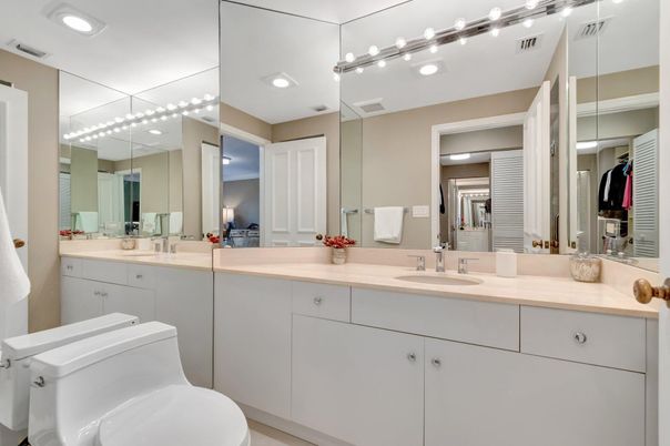 Bathroom, Dual Sink Vanities, Interior, Recessed Lighting
