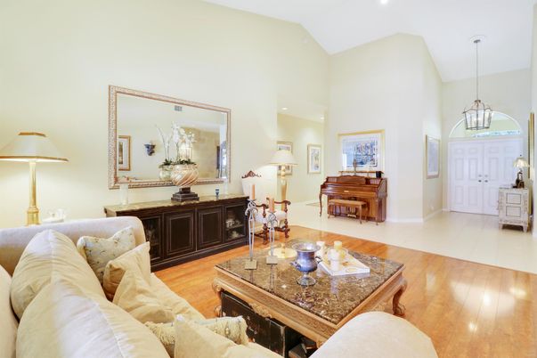 Interior, Living room, Pendant Lights, Piano, Recessed Lighting, Wood Texture Flooring