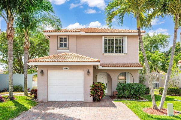 Attached, Exterior, Facade, Mediterranean