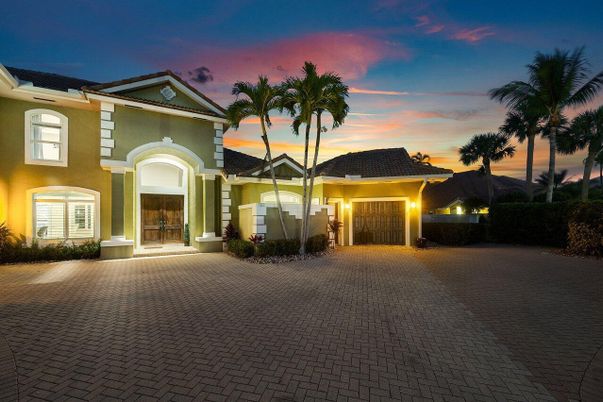 Attached, Exterior, Facade, Mediterranean