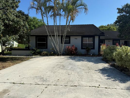 Exterior, Facade, Ranch
