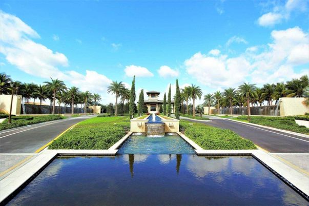 Exterior, Playground, Pool
