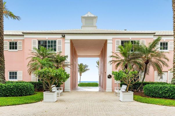 Exterior, Facade, Ranch