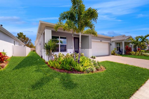Attached, Backyard, Exterior, Facade, Modern