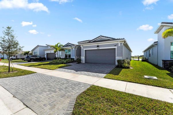 Attached, Exterior, Facade, Ranch