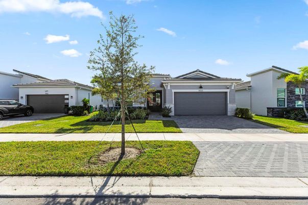 Attached, Exterior, Facade, Ranch