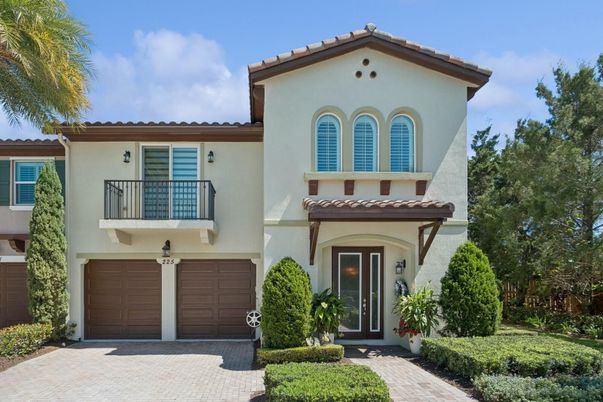 Attached, Exterior, Facade, Mediterranean