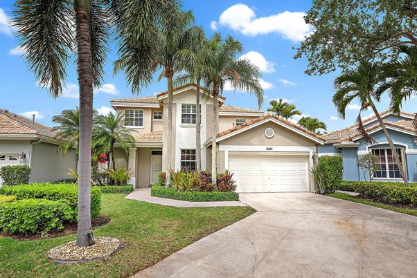 Attached, Exterior, Facade, Mediterranean