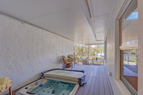 Hot Tub, Interior, Wood Texture Flooring