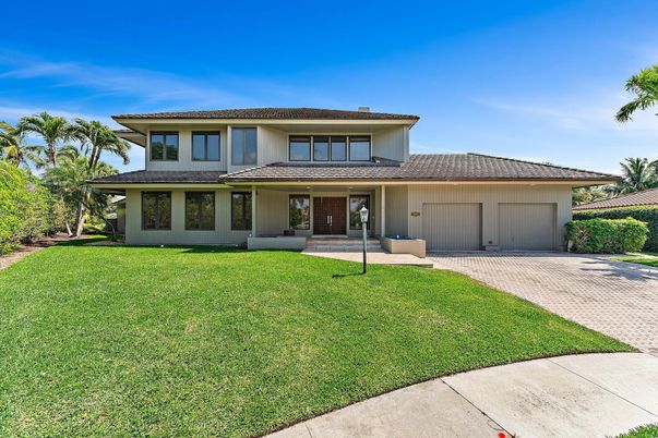 Attached, Exterior, Facade, Mediterranean
