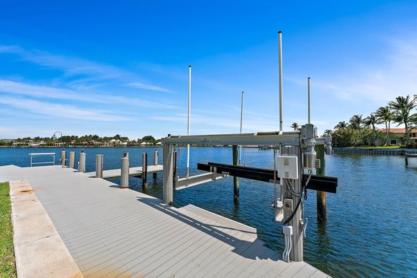 Exterior, Lake