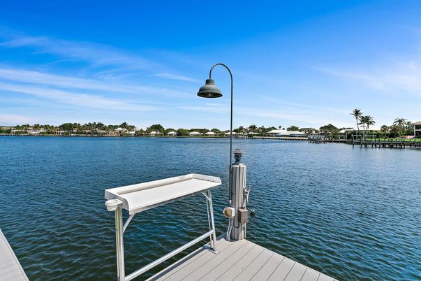 Exterior, Lake