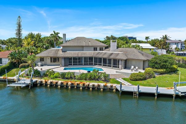 Exterior, Lake