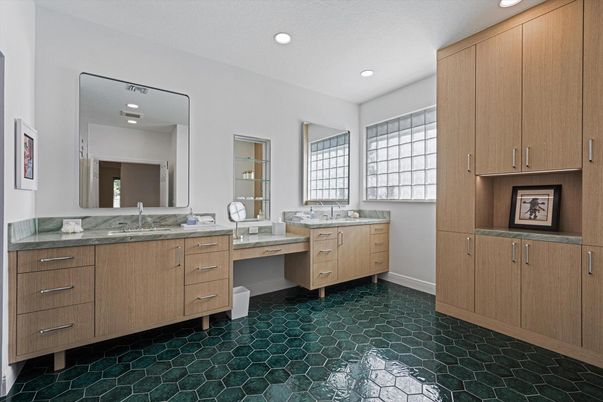 Bathroom, Dual Sink Vanities, Interior, Recessed Lighting