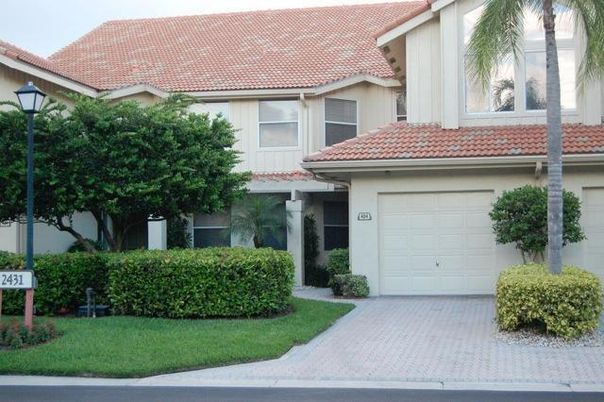 Attached, Exterior, Facade, Mediterranean