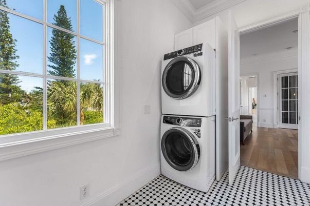 Interior, Washer, Wood Texture Flooring