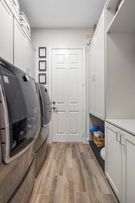 Interior, Washer, Wood Texture Flooring
