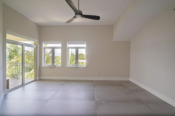 Empty room, Interior