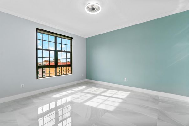 Empty room, Interior