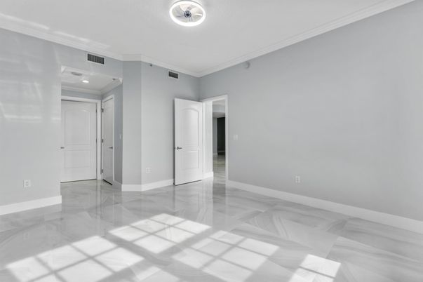 Empty room, Interior