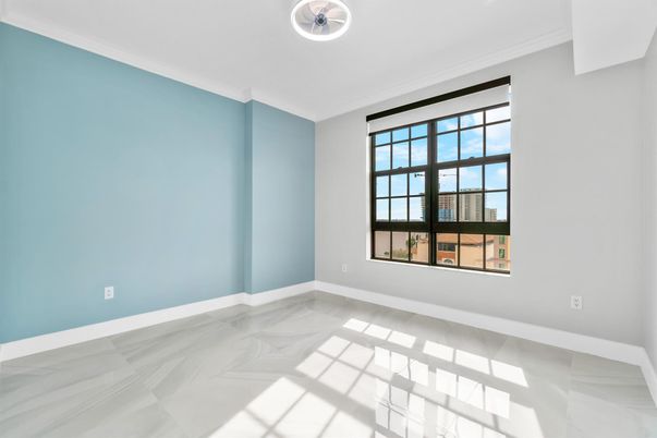 Empty room, Interior