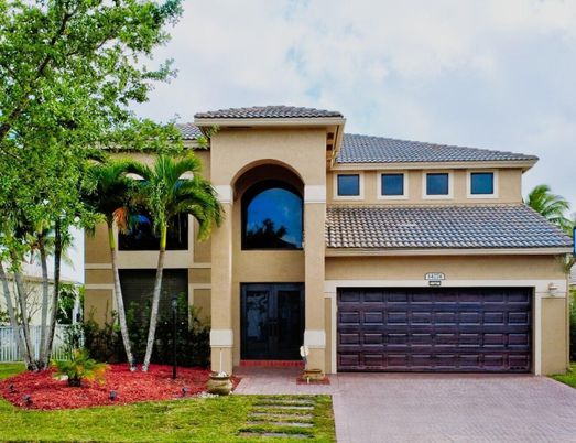 Attached, Exterior, Facade, Mediterranean