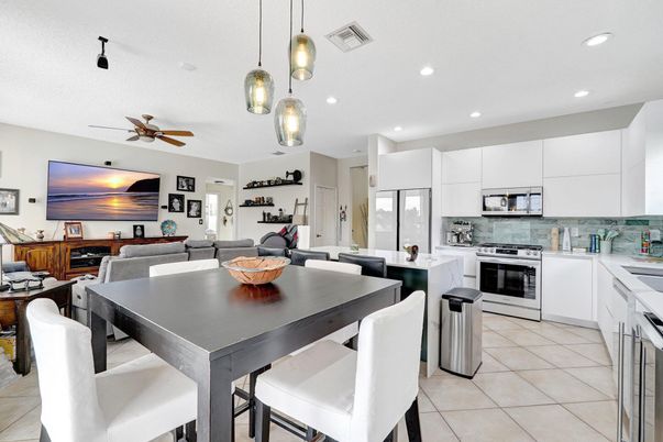 Dining room, Interior, Kitchen, Living room, Pendant Lights, Recessed Lighting, Stainless Steel Appliances
