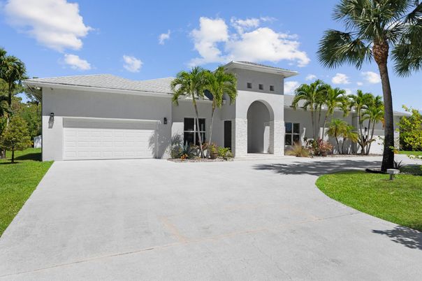 Attached, Exterior, Facade, Mediterranean