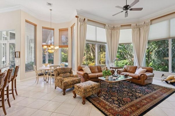 Chandelier, Dining room, Interior, Living room, Pendant Lights