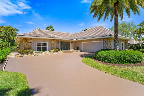 Attached, Exterior, Facade, Ranch