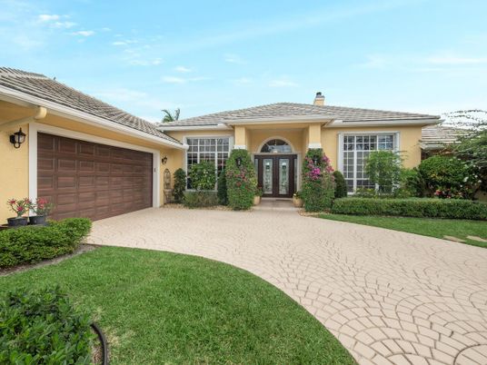 Attached, Exterior, Facade, Ranch