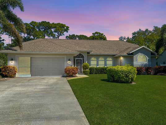 Attached, Exterior, Facade, Ranch