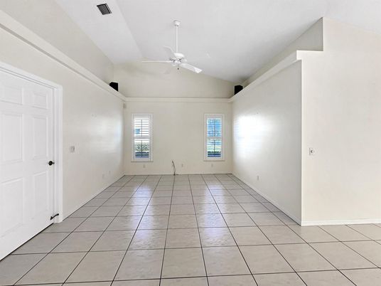 Empty room, Interior