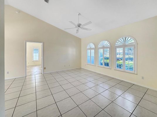 Empty room, Interior