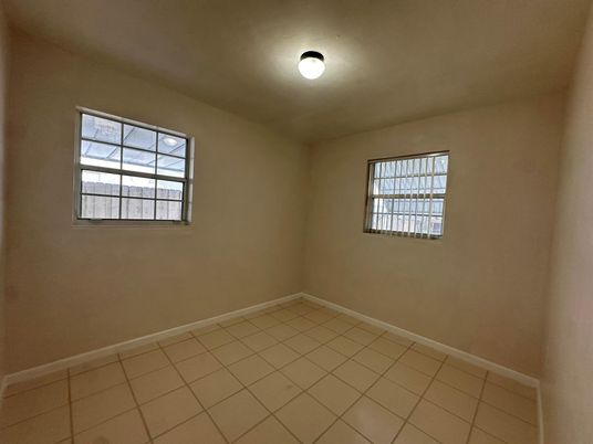 Empty room, Interior