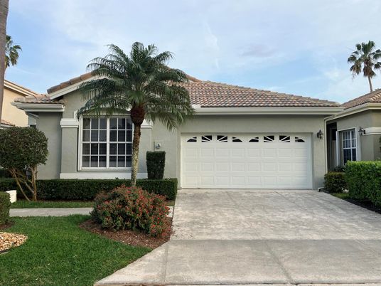 Attached, Exterior, Facade, Mediterranean