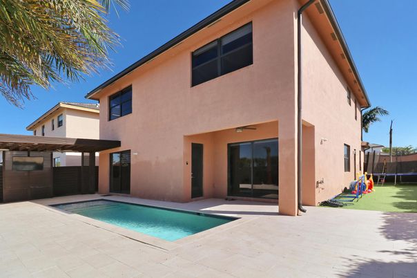 Exterior, Playground, Pool