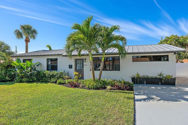 Backyard, Exterior, Facade, Ranch