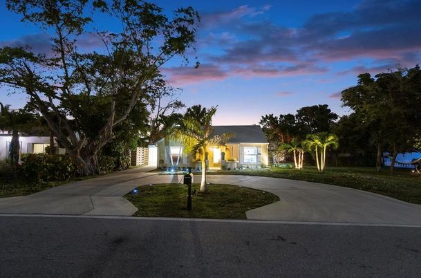 Backyard, Exterior, Facade, Ranch