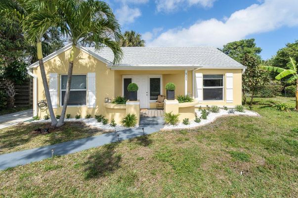 Backyard, Exterior, Facade, Ranch