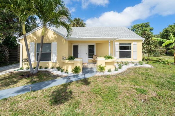 Backyard, Exterior, Facade, Ranch