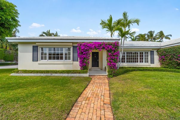 Backyard, Exterior, Facade, Ranch