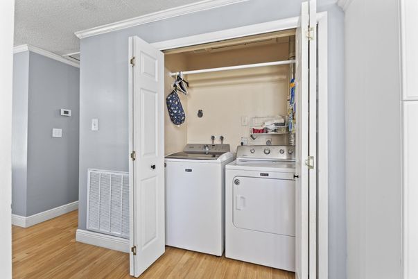 Interior, Utility Closets, Washer, Wood Texture Flooring