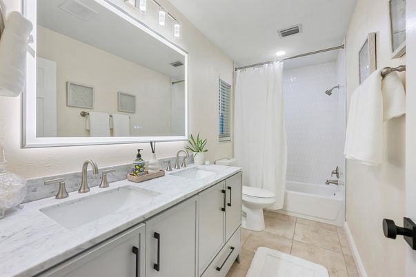 Bathroom, Dual Sink Vanities, Interior, Recessed Lighting