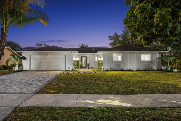 Attached, Exterior, Facade, Ranch