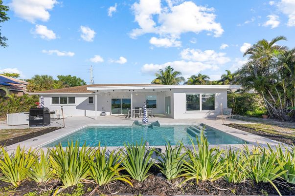 Exterior, Pool